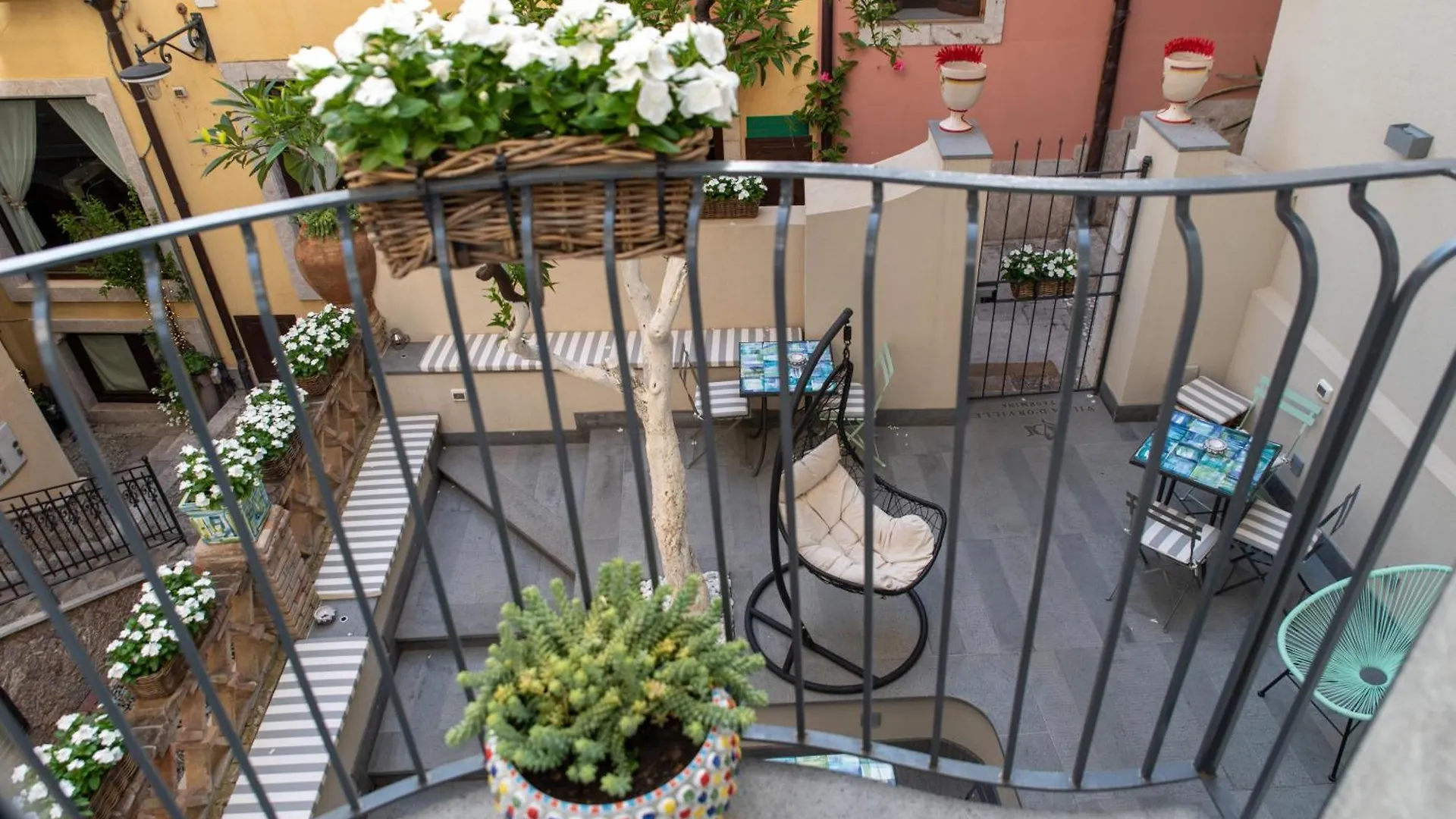 Villa D'Orville Luxury Suites 陶尔米纳