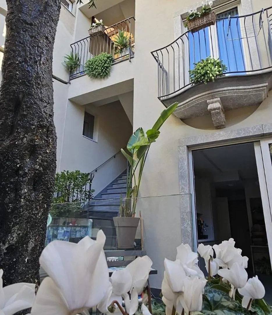 住宿加早餐酒店 Villa D'Orville Luxury Suites 陶尔米纳
